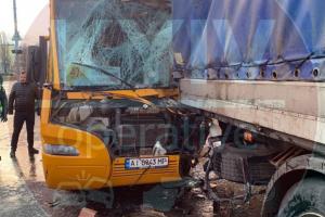В Киеве маршрутка с 11 пассажирами врезалась в грузовик
