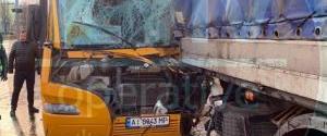 У Києві маршрутка з 11 пасажирами врізалася у вантажівку