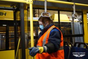 В Киеве провели дезинфекцию надземного транспорта для профилактики инфекций