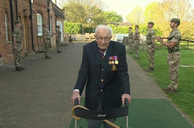 Британський ветеран, який зібрав рекордну суму грошей для лікарів, святкує 100-річний ювілей