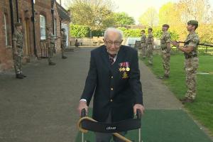 Британский ветеран, который собрал рекордную сумму денег для врачей, празднует 100-летний юбилей