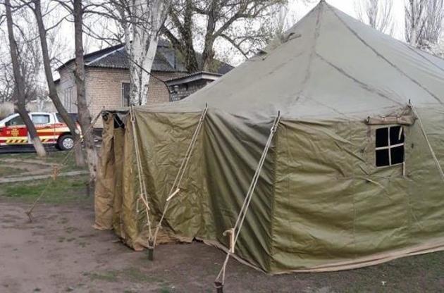 В Николаеве для приема зараженных коронавирусом выставили уличные палатки