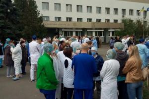 Медпрацівники Києва протестують через низьку зарплатню в умовах пандемії