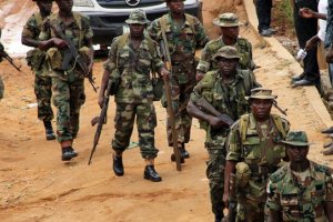 В Нигерии боевики напали на грузовик военных, 70 служащих погибло