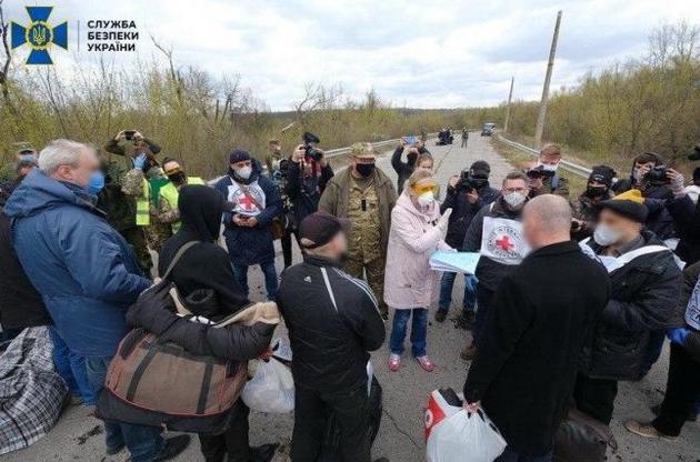 Обмен удерживаемыми лицами между Украиной и "ЛНР" прошел по формуле "11 на 4" — СМИ