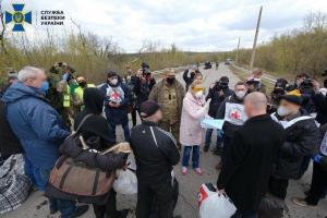 Обмен удерживаемыми лицами между Украиной и "ЛНР" прошел по формуле "11 на 4" — СМИ