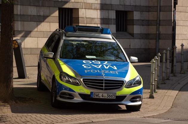 В інтернеті з’явилося фото ймовірного нападника поруч з поліцейськими