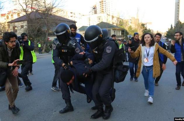 Поліція розігнала акцію протесту в Баку і затримала понад 100 людей