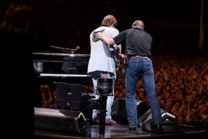 Елтон Джон втратив голос і перервав концерт у Новій Зеландії через пневмонію