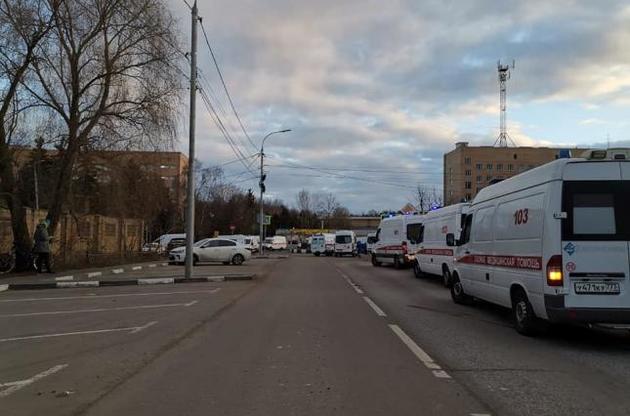 Коронавирус в России: на подьезде к больнице огромная очередь карет скорой помощи