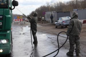 На блокпостах Донбасу почали дезінфікувати автомобілі: фоторепортаж