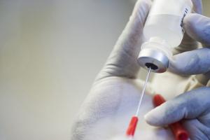 В США первый человек получил экспериментальную вакцину от коронавируса