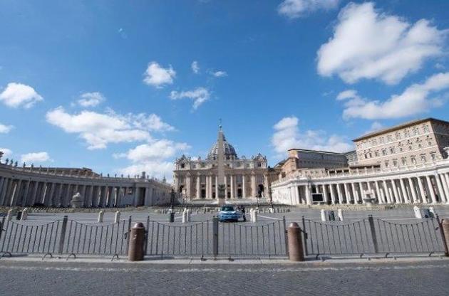 Коронавирус: Папа Франциск благословляет полупустую площадь Святого Петра