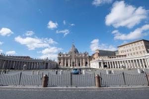 Коронавірус: Папа Франциск благословляє напівпорожню площу Святого Петра
