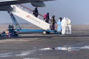 Эвакуированные из Уханя граждане сошли с самолета
