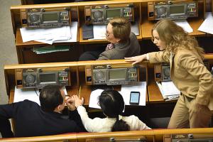 Почти 40% украинцев считают, что в политике мало женщин — опрос