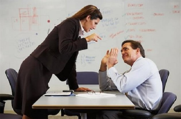 Українці перестають вважати жінок хатніми робітницями та виховательками