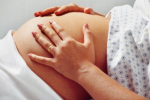 Коронавірус: Наскільки він небезпечний для вагітних і годуючих мам?