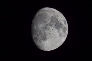 Астрофотограф опубликовал фото пролета МКС по диску Луны