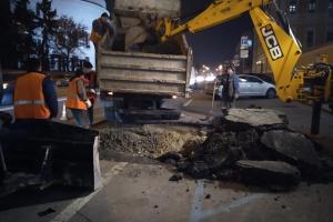 В центре Киева прорвало трубопровод на проезжей части