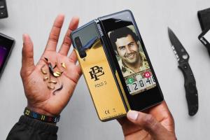 Гибкий смартфон брата Пабло Эскобара оказался "раскладушкой" Samsung