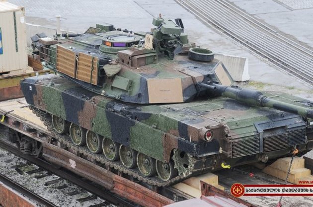 Багато доріг в Східній Європі, побудовані для більш легкої бронетехніки &quot;Варшавського договору&quot;, не пристосовані для важких американських танків