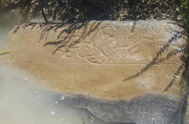 Напівзатоплений камінь із написами 8 століття до н. е. (Джеймс Осборн)/sciencealert.com