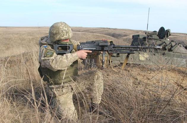 Боевики в Донбассе 13 раз обстреляли украинские позиции, двое военных ранены
