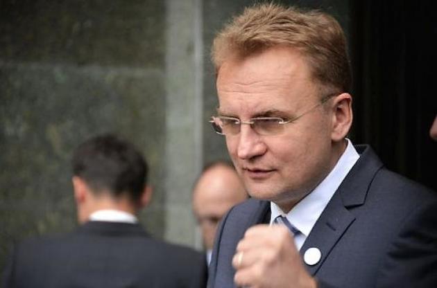 По мнению Садового, есть объективная причина того, что происходит &mdash; центральная власть сейчас в процессе сильных перетрубаций