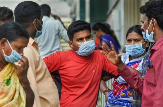 В Индии "для дезинфекции" людей опрыскивали отбеливателем