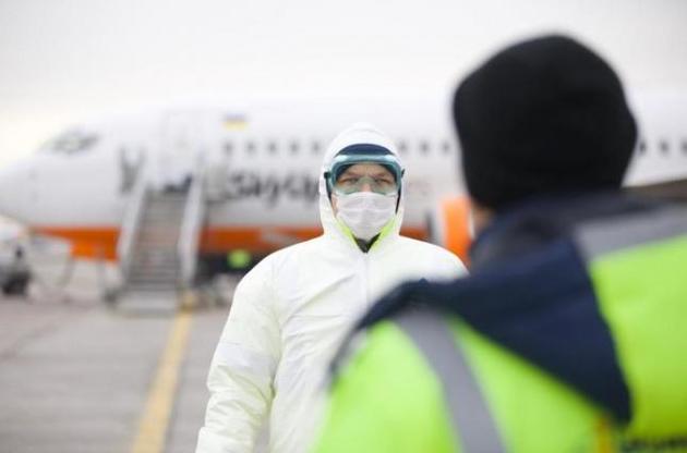 Пассажира с авиарейса "Доха-Киев" госпитализировали с температурой