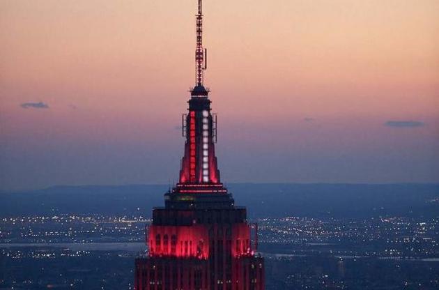 Empire State Building подсветили красным в знак благодарности медикам