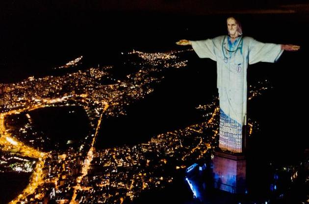 В Рио-де-Жанейро статую Христа "одели" в медицинский халат - видео