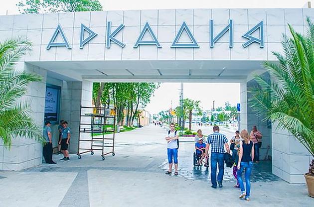 Карантин в Одессе: в Аркадии работают кафе, а люди гуляют без масок