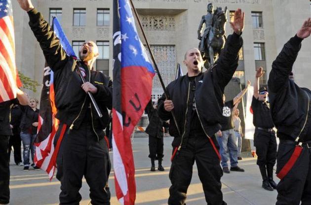 На Amazon легко можна дістати книги, опубліковані авторами-прихильниками "білого домінування"