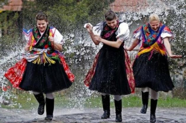 В этот день юноши поливают девушек водой