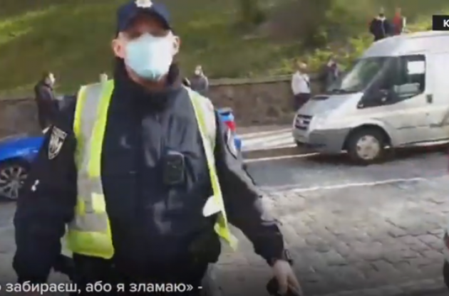 Протест під Кабміном: поліція побила журналіста і зламала його техніку