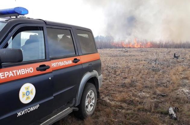 На Житомирщині гасять вогонь у природному заповіднику