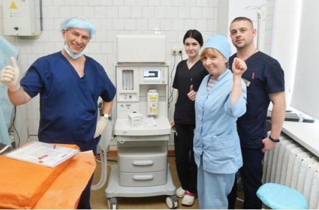 Фонд Бориса Ложкіна передав Київській клінічній лікарні №15 наркозно-дихальний апарат
