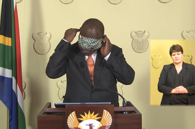 Конфуз в ефірі: президент ПАР не зміг з першого разу одягнути захисну маску