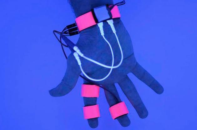 Перчатка позволяет отслеживать работу мозга во время сна