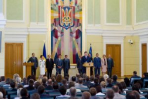 Янукович пообіцяв суддям рішуче викорінювати практику тиску на суди з боку будь-яких гілок влади