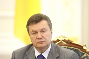На Сорочинской ярмарке Янукович купил каравай за 100 гривен и бочонок для засола огурцов
