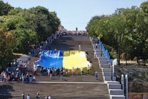 У Одесі на Потьомкінських сходах розгорнули 19-метровий прапор