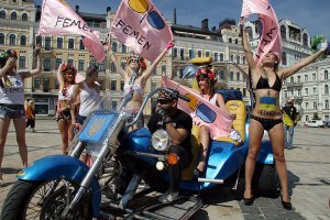 Активистки FEMEN отпраздновали День Независимости на байках и как всегда - топлес