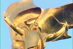 В Ашхабаде демонтирована позолоченная статуя Туркменбаши