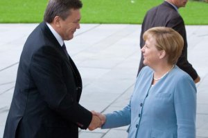 Янукович рассказал Меркель об отмене политреформы-2004