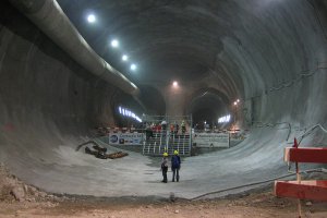Завершується прокладання найдовшого залізничного тунелю в світі