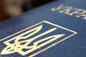 Янукович поручил выдать биометрические загранпаспорта уже в этом году
