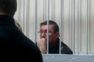 Жена Луценко настаивает на личном присутствии при медицинском обследовании мужа